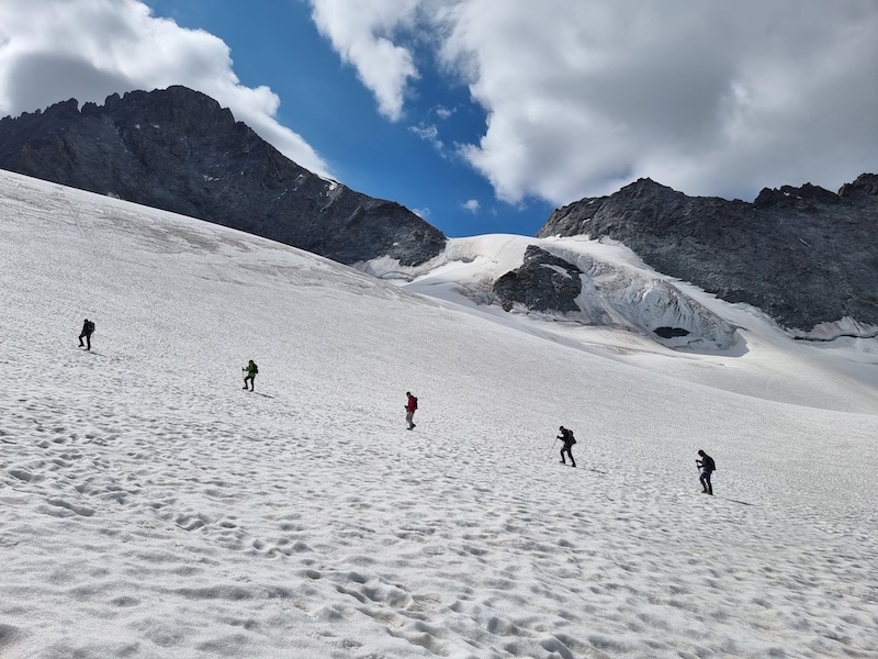 Le 30 juin 2022, 25 prêtres et diacres du diocèse de Gap et Embrun se sont retrouvés à la Grave et au col du Lautaret pour leur journée de convivialité.